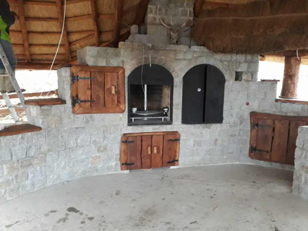 Grill i wędzarnie murowane w altanie wykonane przez StrzechPol. Wędzarnie murowane i grille ze strzechy.