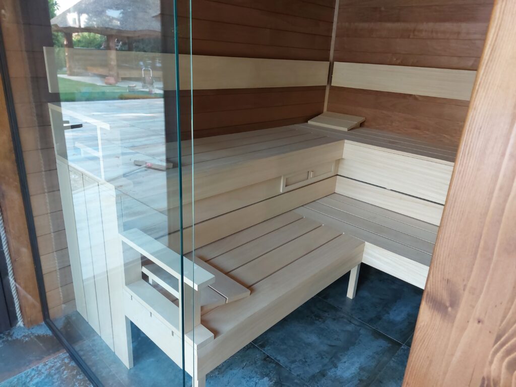 Budowa saun i budynków ze strzechy. Wybierz sprawdzonego producenta domów ze strzechy oraz saun. Sauna w altanie.