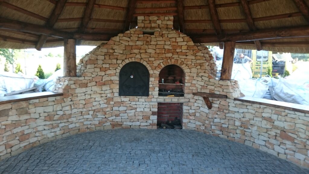 Budowa grill i wędzarni. Grill i wędzarnie murowane w altanie wykonane przez StrzechPol. Wędzarnie murowane i grille ze strzechy.